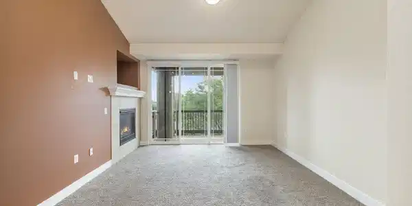 Image 3: Living Room