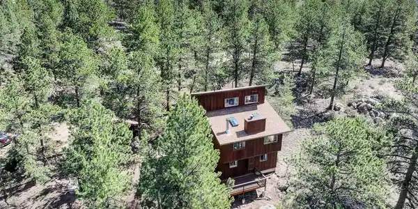 Image 4: Set on 4 acres offering tranquility. Image 4: Set on 4 acres offering tranquility.