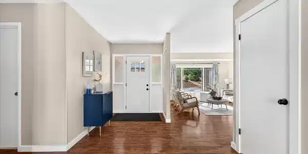Image 2: Entry