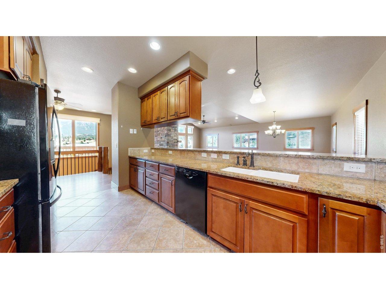 Image 4: Large Kitchen Image 4: Large Kitchen