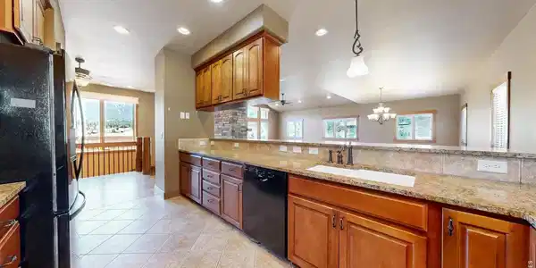 Image 4: Large Kitchen Image 4: Large Kitchen