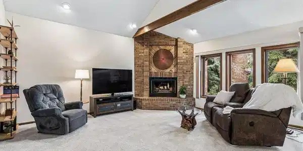 Image 4: Great Natural Light!
