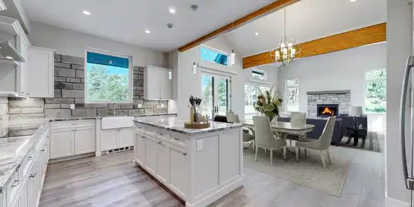 Image 3: Wide open kitchen, center Island Image 3: Wide open kitchen, center Island