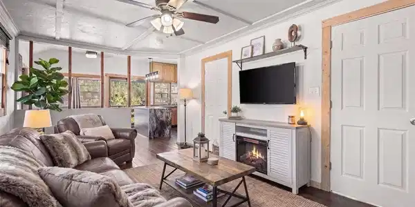 Image 4: Virtually staged living area!