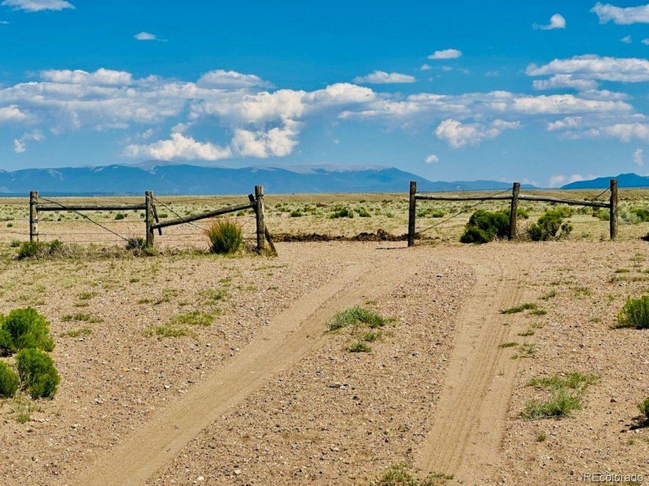Image 3: Entrance area to open public lands. The subject property is approximately 500 feet from the rear boundary line to the Rio Grande River. Image 3: Entrance area to open public lands. The subject property is approximately 500 feet from the rear boundary line to the Rio Grande River.