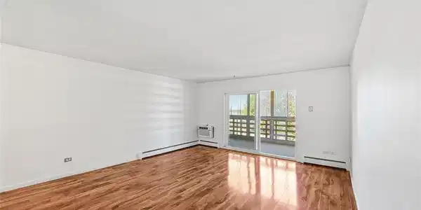 Image 4: Living room