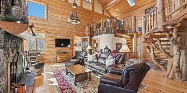 Image 3: Living Room