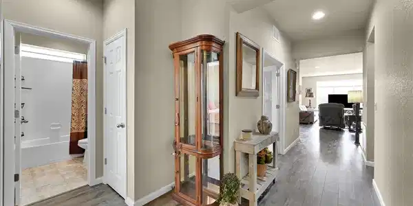 Image 4: Entryway Image 4: Entryway