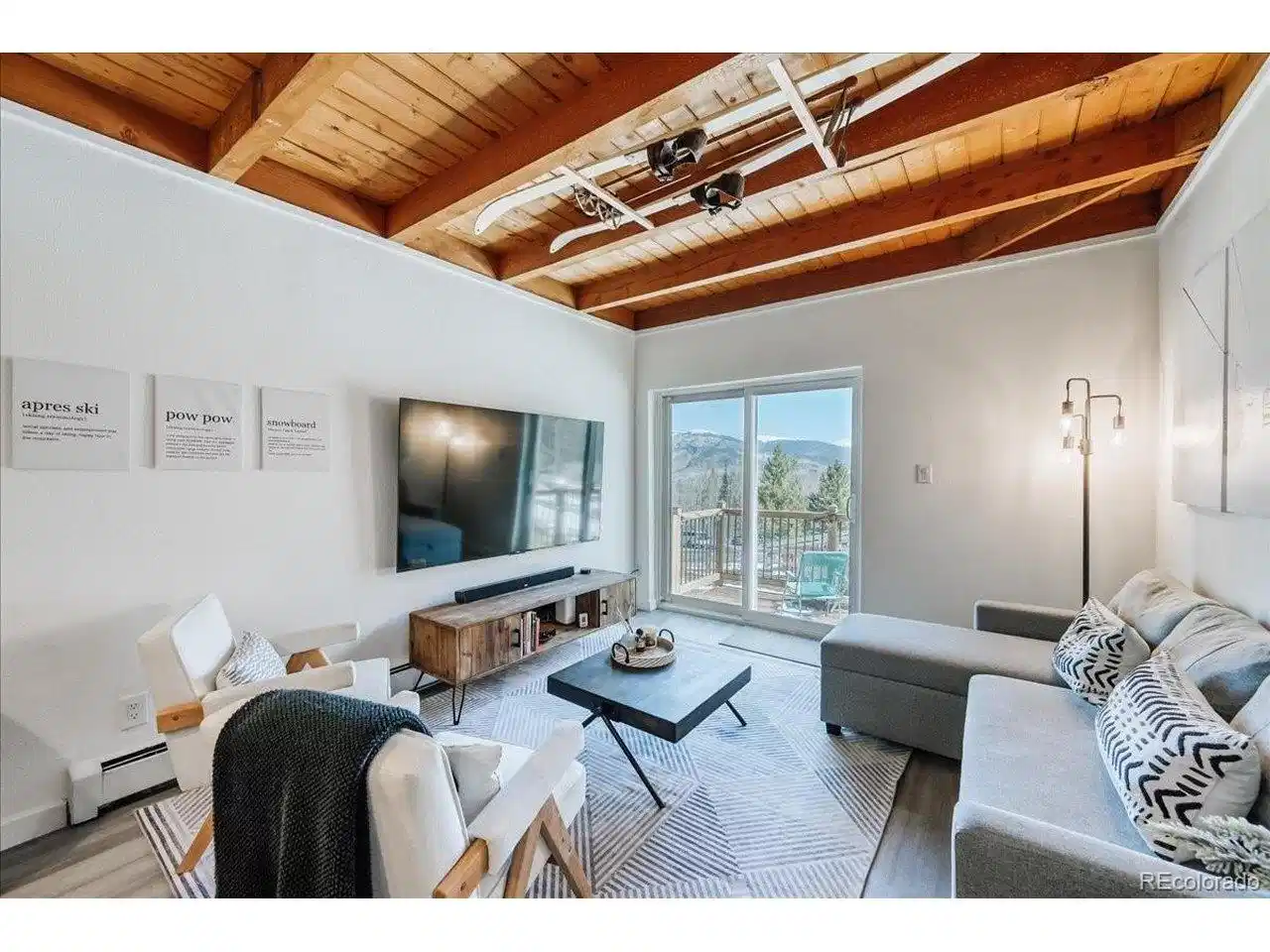 Image 1: Beautiful Living room with mountain view! Image 1: Beautiful Living room with mountain view!