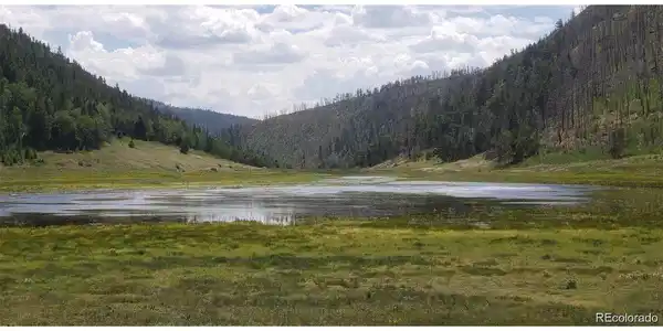 Image 4: Lake on drive to the property. Image 4: Lake on drive to the property.