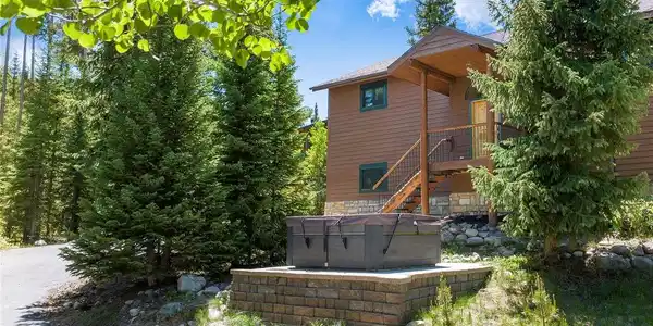 Image 2: Enjoy the hot tub