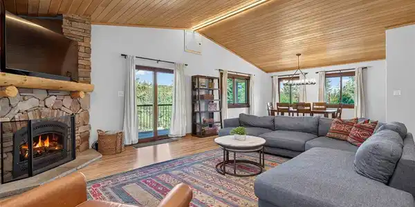 Image 4: Vaulted Ceilings - Huge covered deck