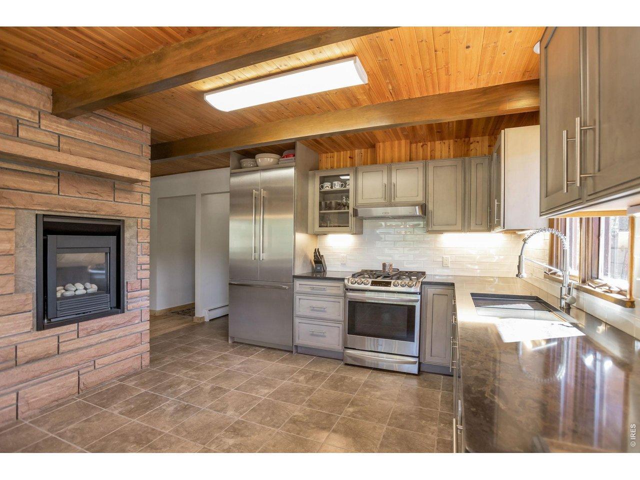 Image 4: Kitchen w/propane fireplace Image 4: Kitchen w/propane fireplace