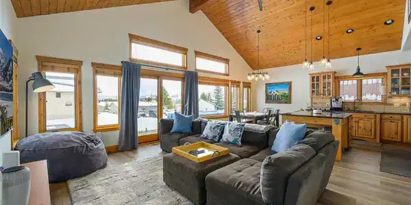 Image 2: open living room with vaulted ceilings Image 2: open living room with vaulted ceilings