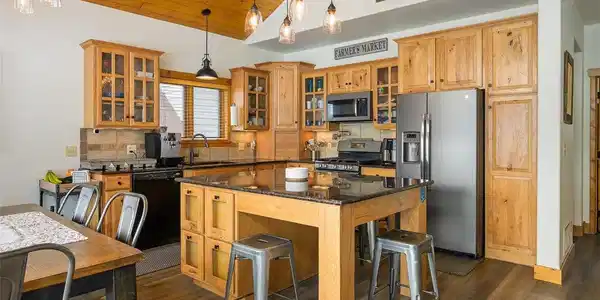 Image 3: gourmet kitchen with large island Image 3: gourmet kitchen with large island