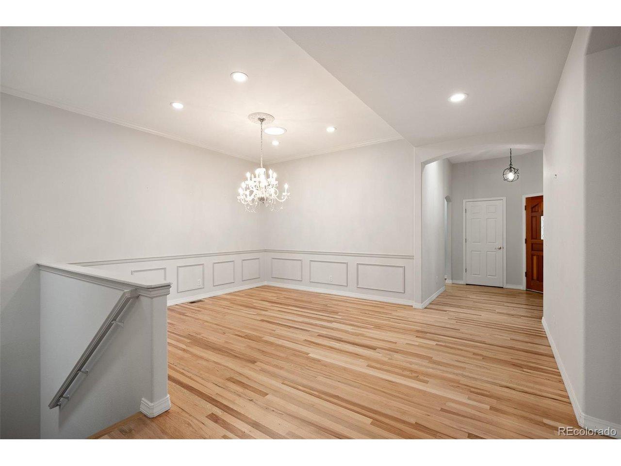 Image 4: Beautiful dining room with chandelier Image 4: Beautiful dining room with chandelier