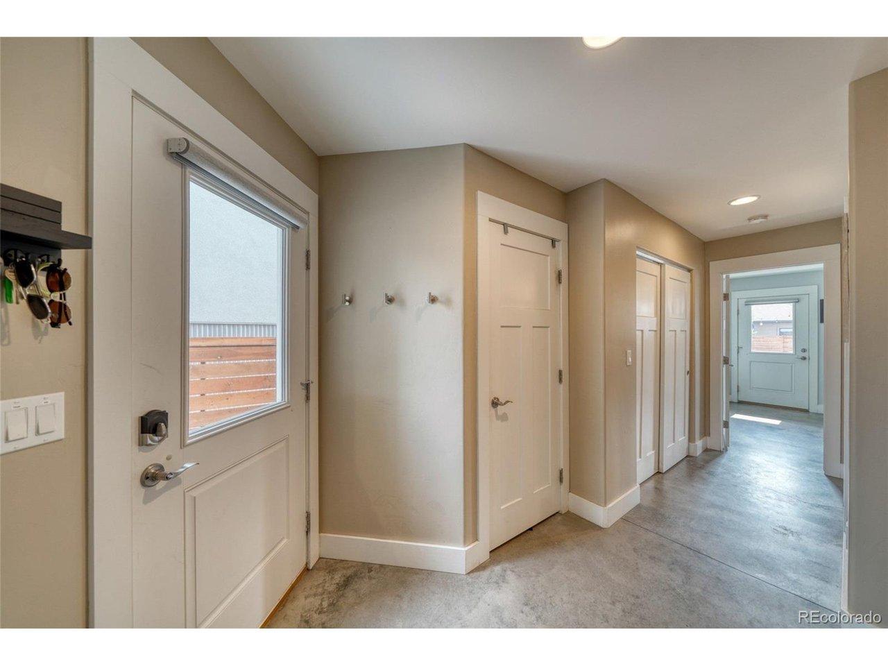 Image 4: Entrance foyer