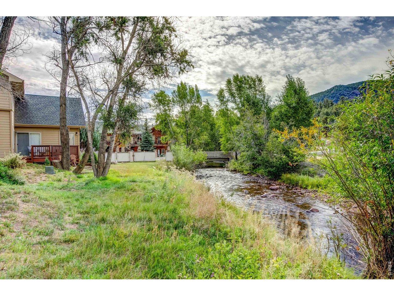 Image 2: Riverfront backyard - dip your toes in!