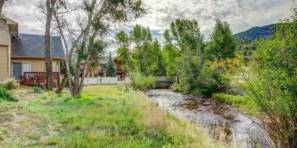 Image 2: Riverfront backyard - dip your toes in!