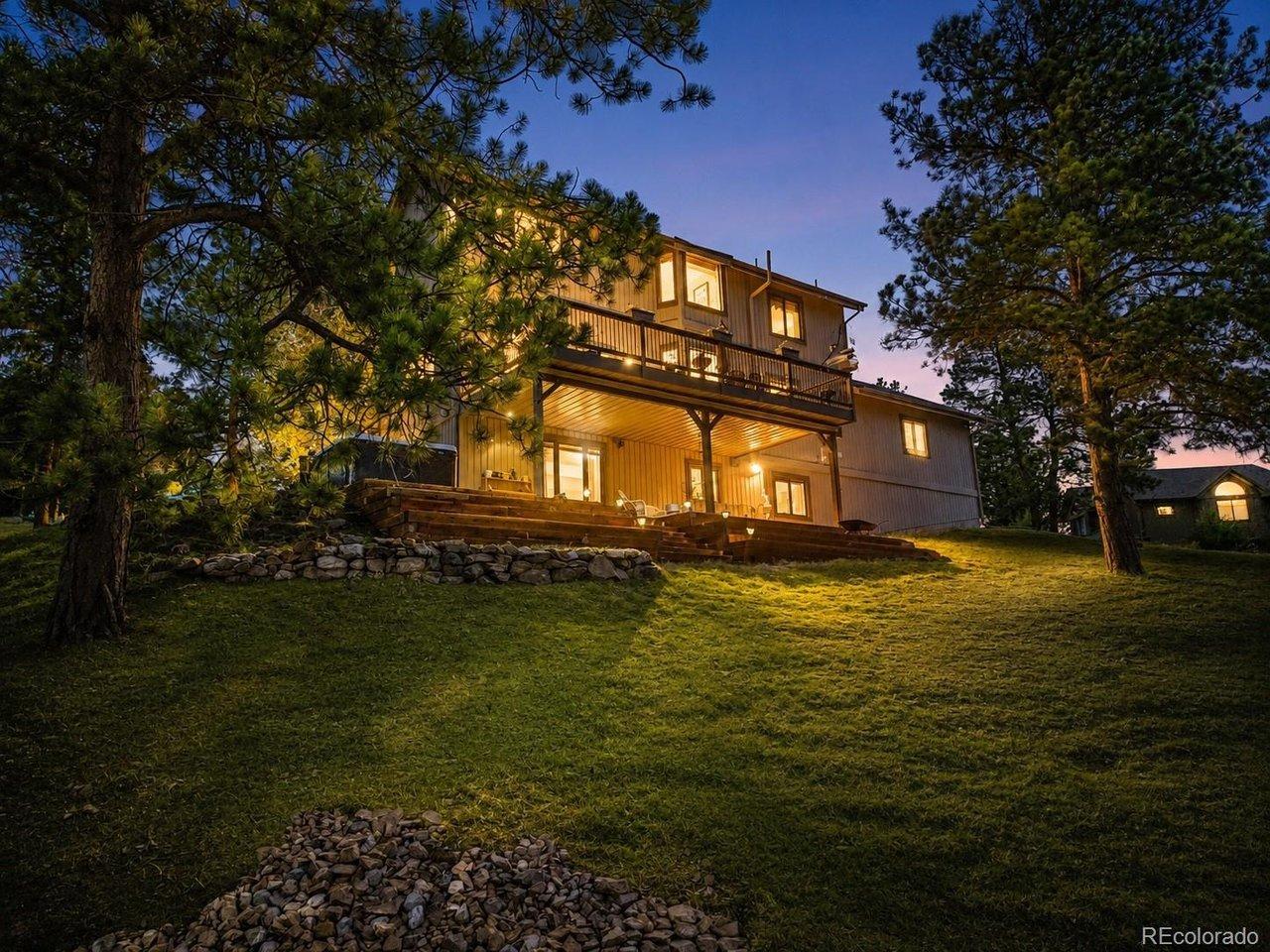 Image 4: Expansive front yard Image 4: Expansive front yard