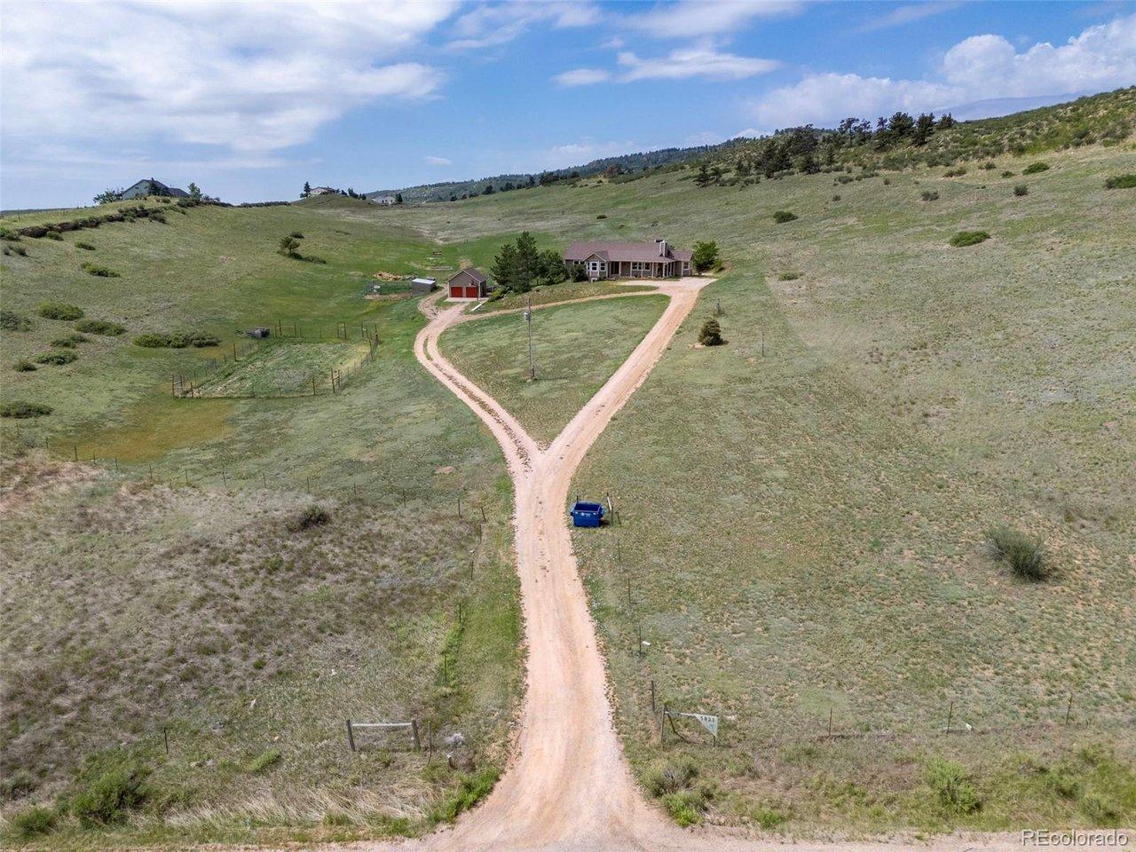 Image 3: A welcoming approach leads from the road to the residence. Image 3: A welcoming approach leads from the road to the residence.