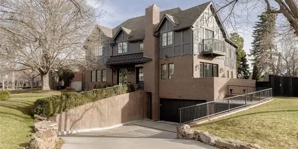 105 Southmoor Dr