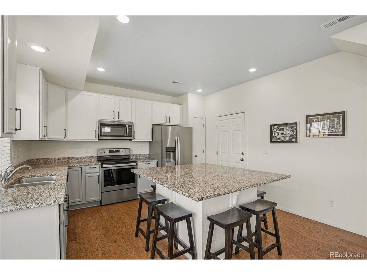 Image 2: Kitchen with Island