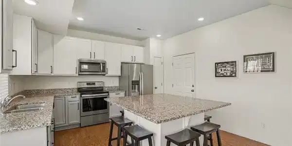 Image 2: Kitchen with Island