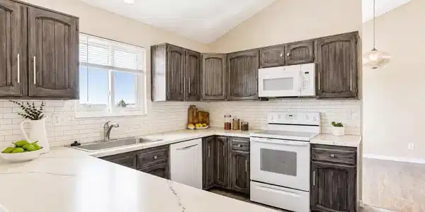 Image 4: Kitchen with Plenty of Countertop Space
