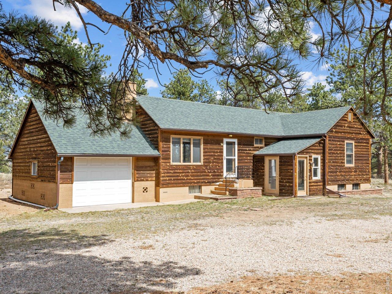 Image 2: Classic mountain retreat in the highly desirable Upper Broadview area of Estes Park, Colorado Image 2: Classic mountain retreat in the highly desirable Upper Broadview area of Estes Park, Colorado
