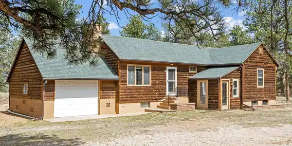 Image 2: Classic mountain retreat in the highly desirable Upper Broadview area of Estes Park, Colorado Image 2: Classic mountain retreat in the highly desirable Upper Broadview area of Estes Park, Colorado