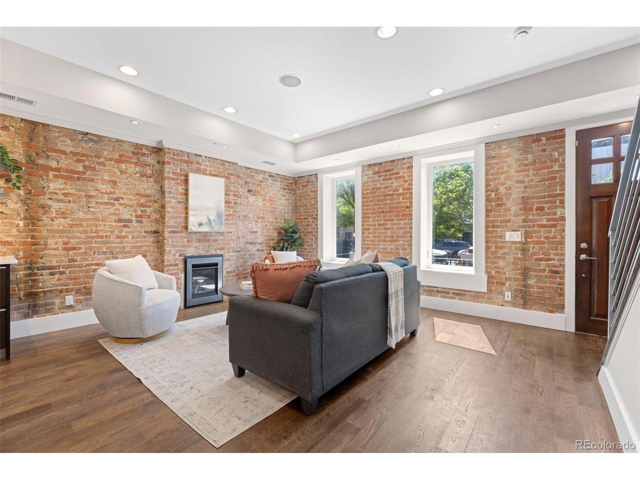Image 4: Living room with gas fireplace Image 4: Living room with gas fireplace