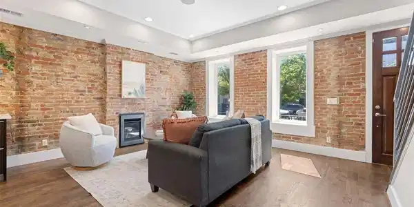 Image 4: Living room with gas fireplace Image 4: Living room with gas fireplace