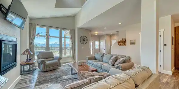Image 3: 2 Story Living Room