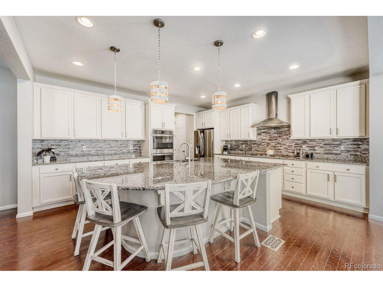 Image 4: Chef's Kitchen - Granite Island Seats 4+