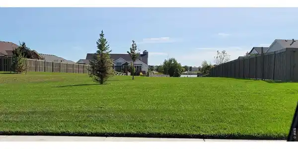 Image 3: Green space with lakeview Image 3: Green space with lakeview