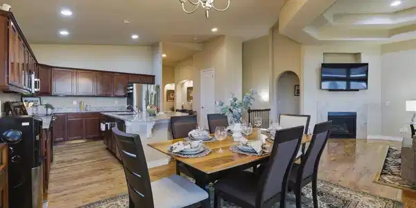 Image 4: Open floor plan, great for entertaining family and friends. Image 4: Open floor plan, great for entertaining family and friends.