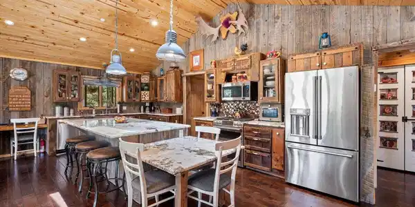 Image 3: Stunning mountain-modern kitchen