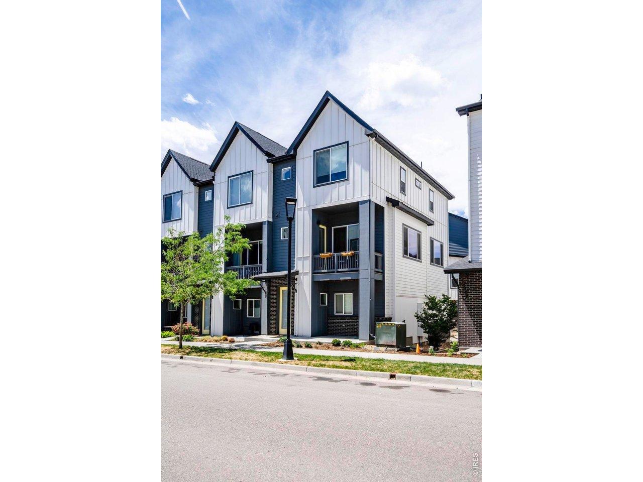 Image 1: Beautiful end-unit townhome built in 2022 Image 1: Beautiful end-unit townhome built in 2022