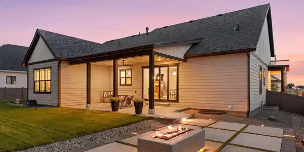 Image 4: Backyard w/Gas Firepit