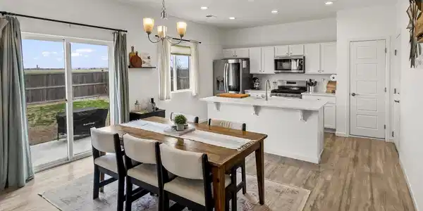 Image 2: Beautiful kitchen with quartz counters
