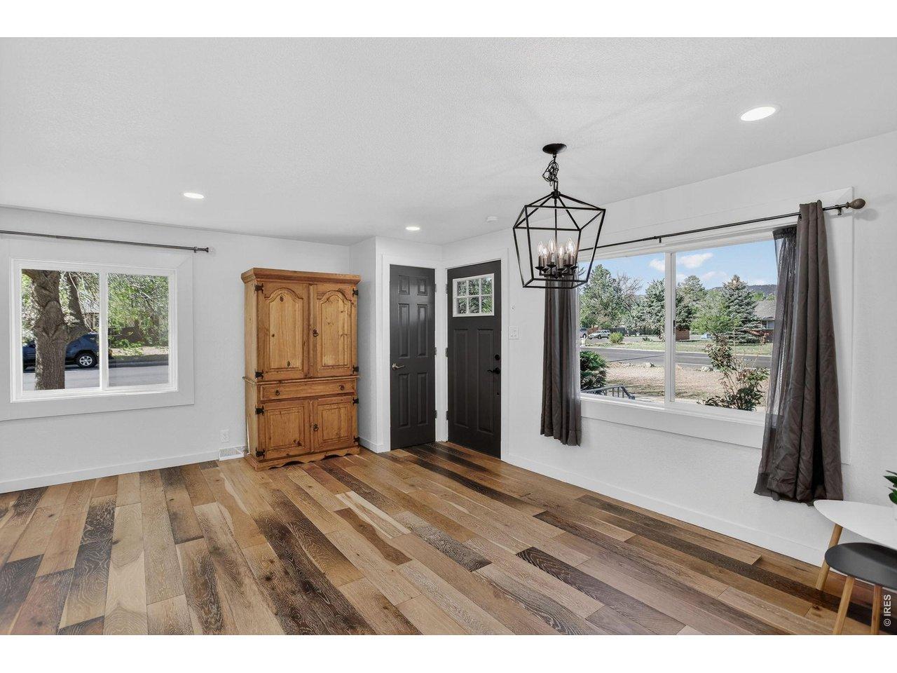 Image 4: Living Room