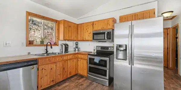 Image 4: Kitchen