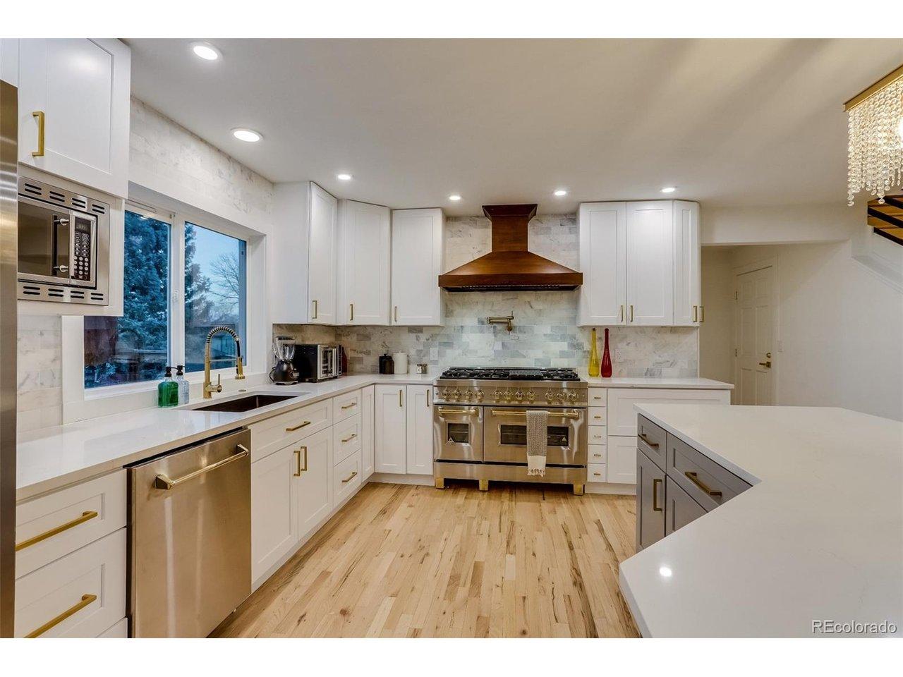 Image 2: Luxurious kitchen with 48 inch gas range Image 2: Luxurious kitchen with 48 inch gas range