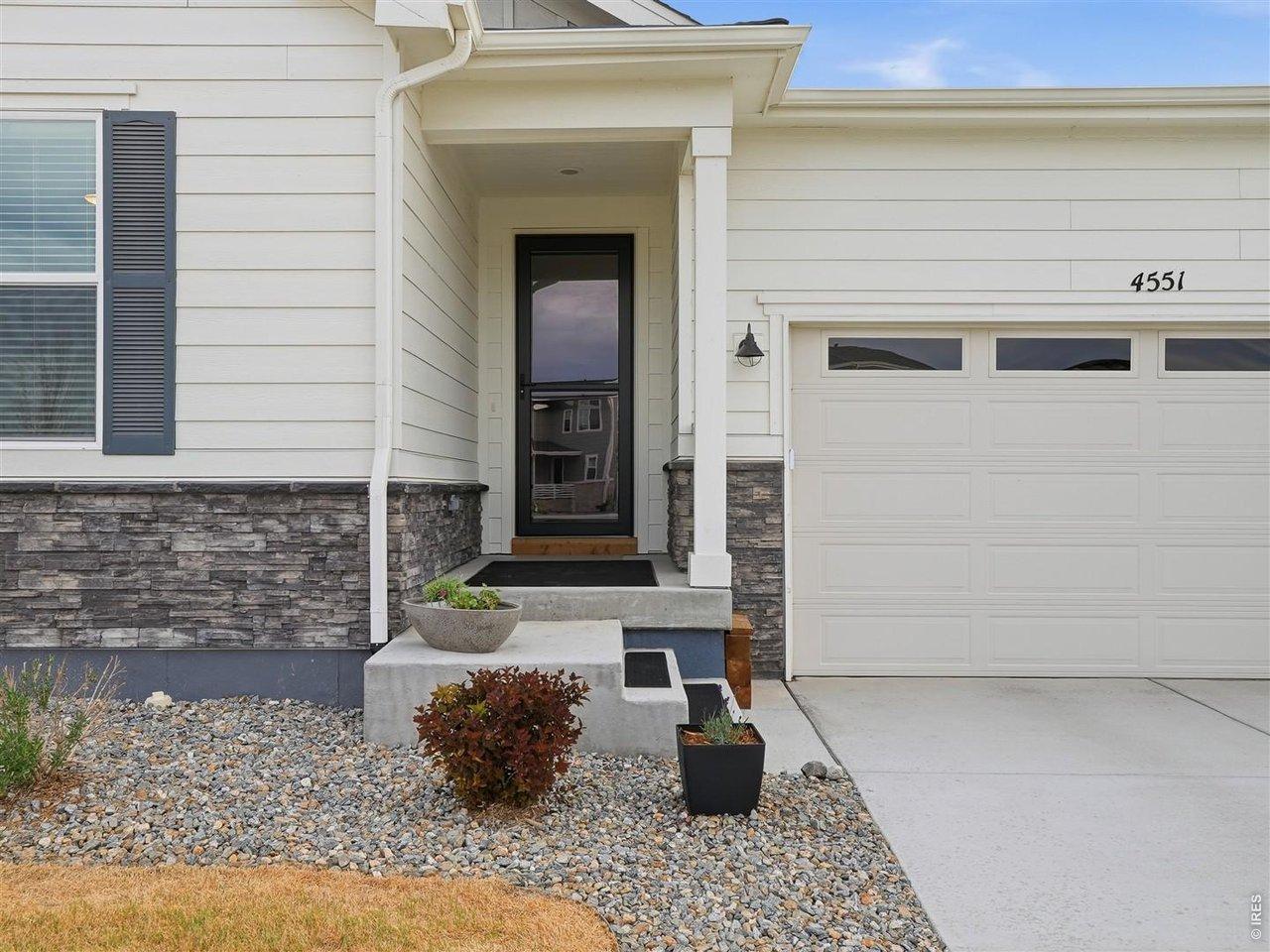 Image 4: Covered entryway Image 4: Covered entryway