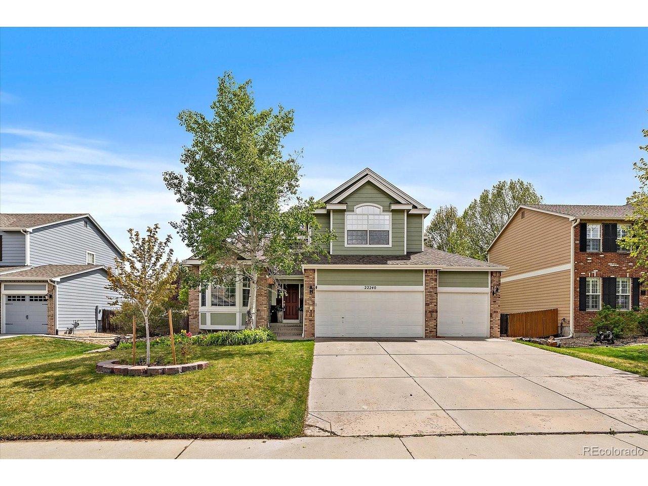 Image 2: Mature trees and 3 car garage. Image 2: Mature trees and 3 car garage.