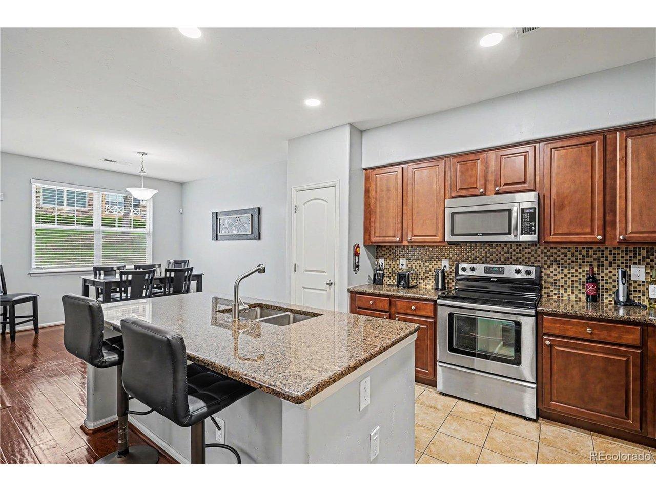 Image 2: Kitchen with Island