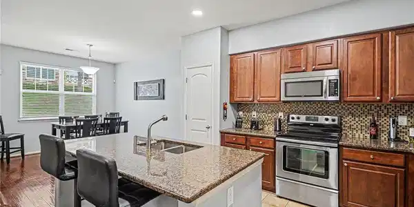 Image 2: Kitchen with Island Image 2: Kitchen with Island