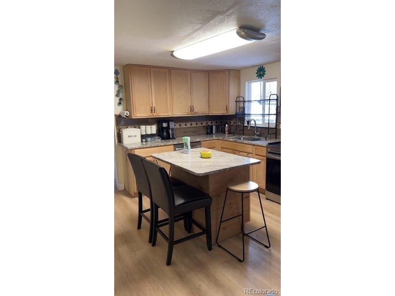 Image 4: Kitchen with granite countertops