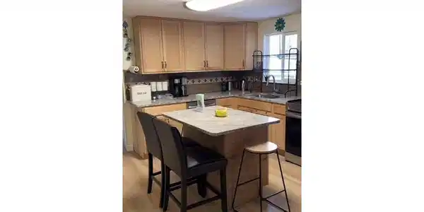 Image 4: Kitchen with granite countertops Image 4: Kitchen with granite countertops